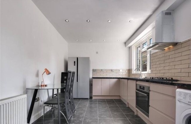 Room in Guest Room - Limehouse Townhomes With Modern Spacious Serviced Double Room