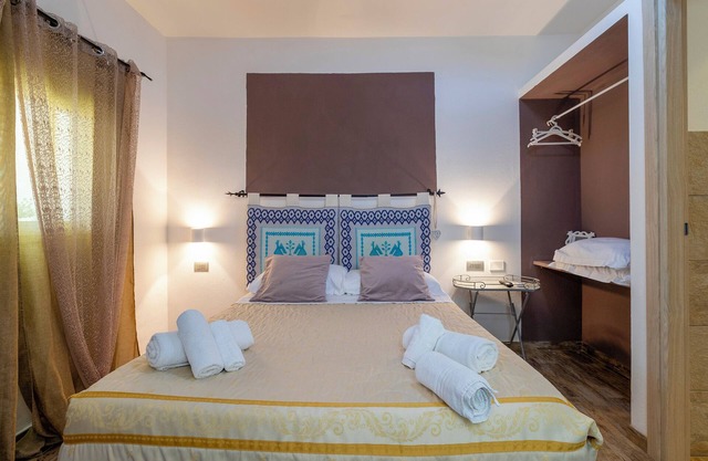 Room 'Junior Ulivo' with Shared Pool, Shared Terrace and Air Conditioning