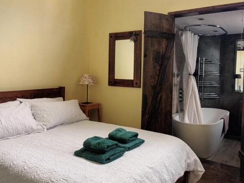 Room with luxury private bathroom & independent entrance near Tube