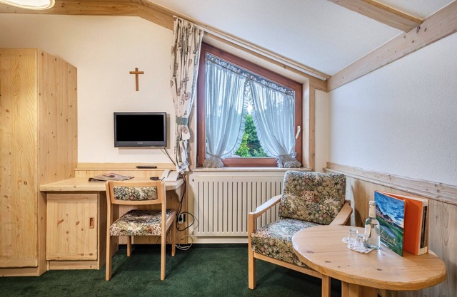 Room 'Zweibett Zimmer 1' with Shared Garden