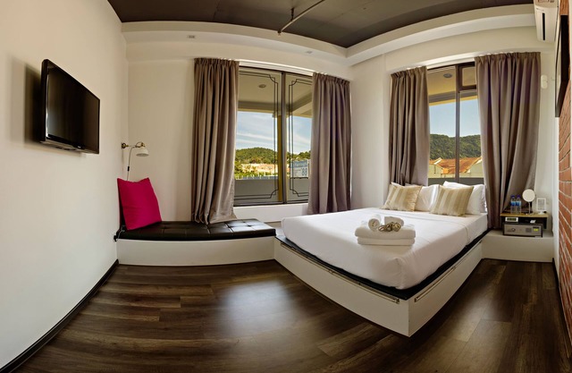 Roomies Suites