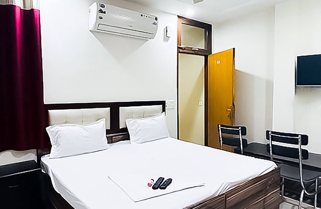 Roomshala 142 Bed Chamber South ex