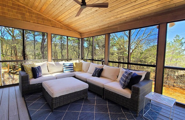 Roomy 3BD+ -A/C, Screen Porch, Outdoor Shower, Fire Pit, Ping Pong-Plenty of Space to Spread Out