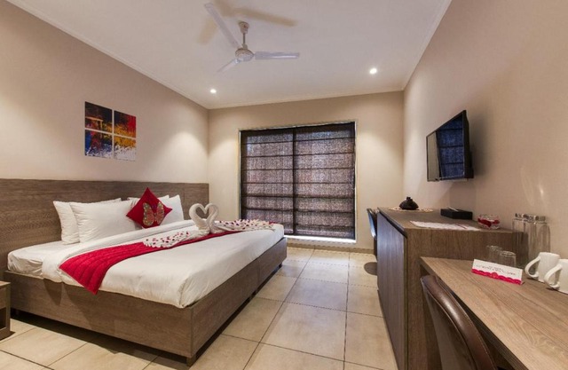 ROSASTAYS Gurugram Golf Course