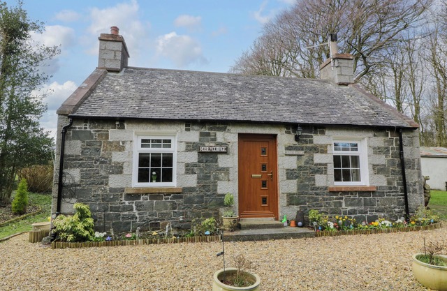 ROSE COTTAGE, pet friendly, character holiday cottage in Stranraer