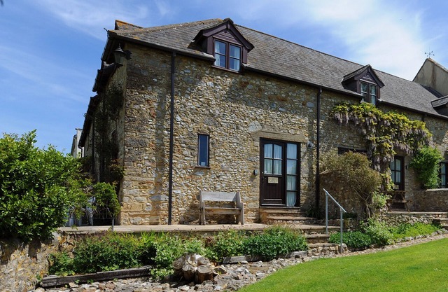 ROSE COTTAGE, pet friendly, with a garden in Musbury