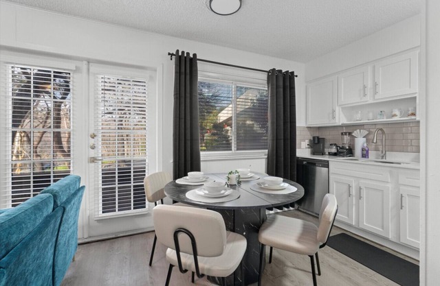 Rose Game Suite | Walk to UT | Near DT| Sleeps 6!
