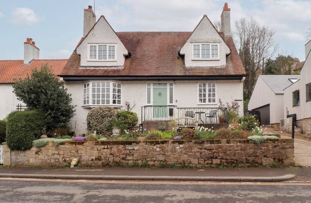 ROSEDALE LODGE, pet friendly, country holiday cottage in Alnmouth