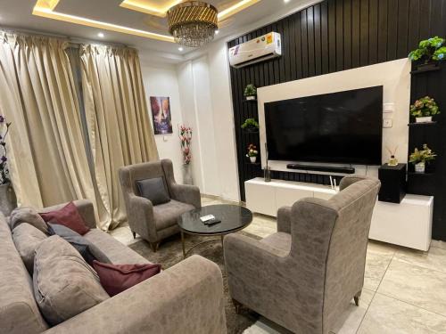 Rosewood residence 2 bedroom duplex with views and bathtub
