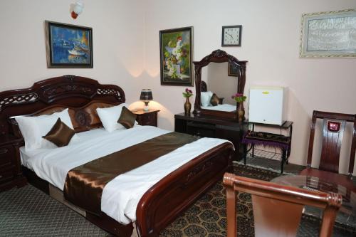 Roshan Plaza Hotel