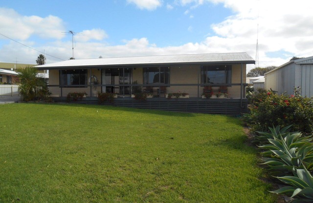 Roshy's Retreat ~ sea views off deck - Off Peak Special!