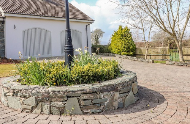 ROSNACARTHNA MORE APARTMENT, pet friendly in Beaufort, County Kerry