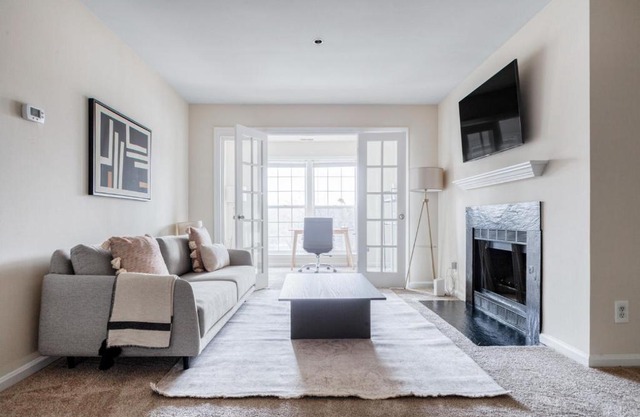 Rosslyn 2BR w WD Gym Pool 10 min to Metro WDC-358