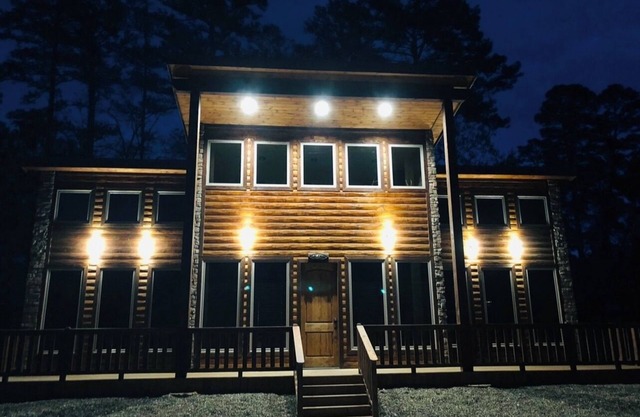 Rowdy Fox Cabin-Zipline-Fishing-Shuffleboard-Arcade-Hot tub-Air Hockey-Sleeps 8