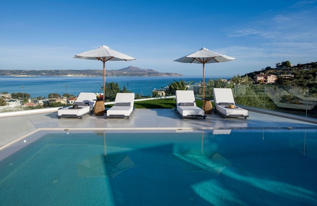 Royal Bird, Stunning 4 Bedroom Seaview Villa, Private Pool, 700m From The Beach