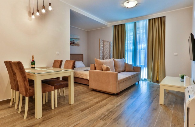 Royal Gardens Luxury Apartments - Studio / 14