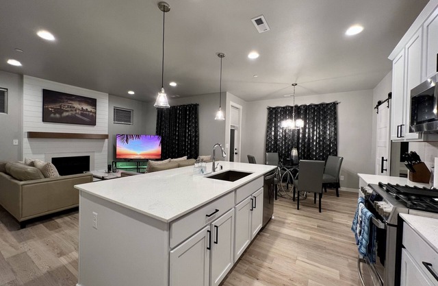 ROYAL VILLA: 2022 built gorgeous, elegant, and spacious house