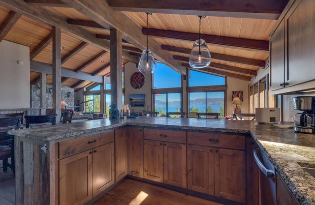 Rubicon Heights - 3000 sq ft - 4BR w Panoramic Lake Views, Pool Table, Near Homewood Resort!