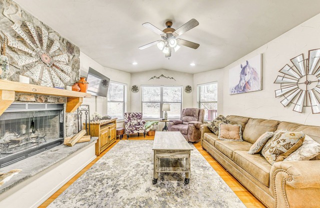 Ruidoso Cabin Rental w/Hot Tub: Near Midtown!