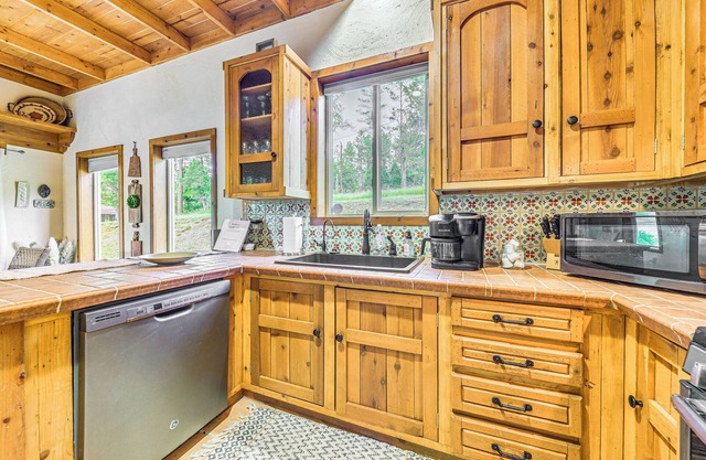 Ruidoso Retreat w/Hot Tub & Patio!