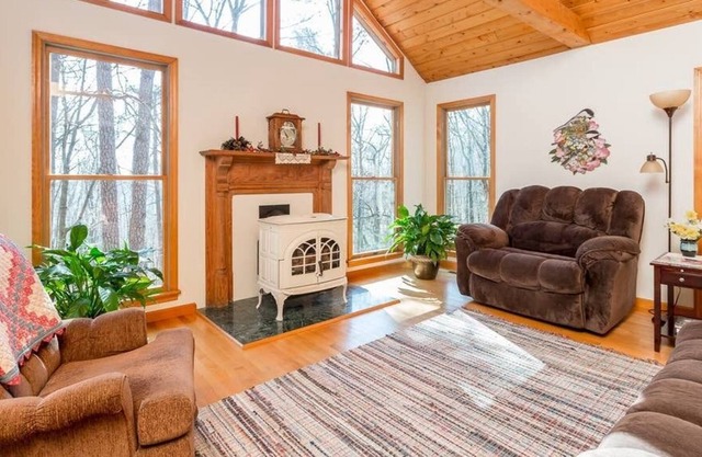 Rural Retreat on 11 acres, Cabin in the Woods Beautiful Secluded setting