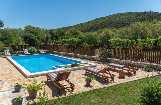 Rural vacation house with pool in Šibenik countryside