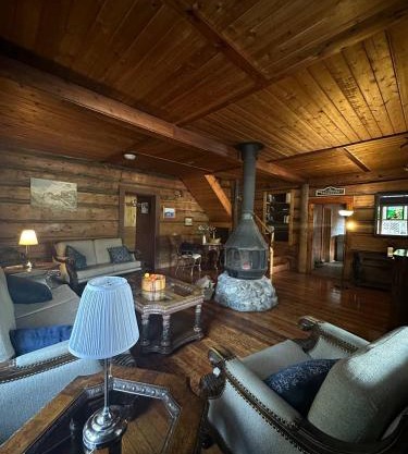 Rustic Beaverfoot Lodge Room N6