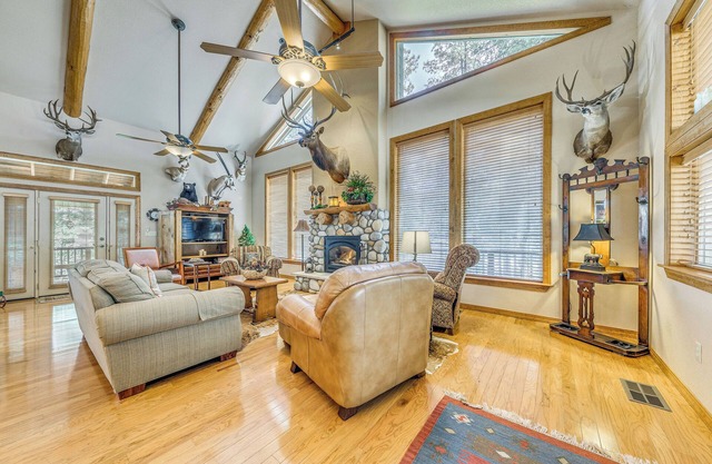 Rustic Cloudcroft Cabin w/Spacious Deck & Grill!