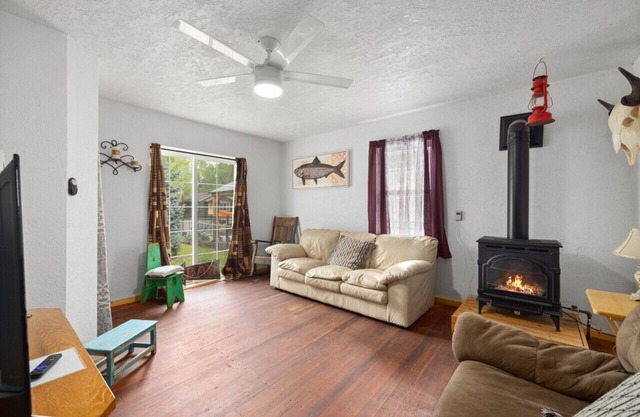 Rustic Cottage Cozy & Charming
