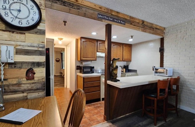 Rustic Country Living at River Ranch Sleeps 6! 102