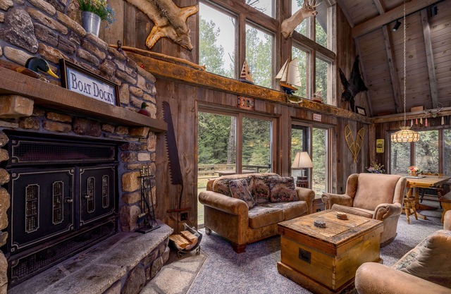 Rustic, cozy log home vacation retreat near Sister Bay.
