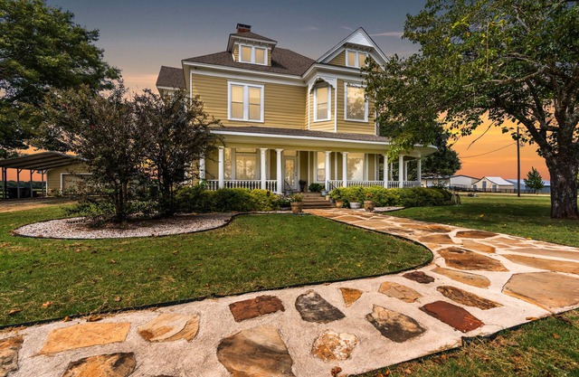 Rustic House for Family and Friends' Gatherings
