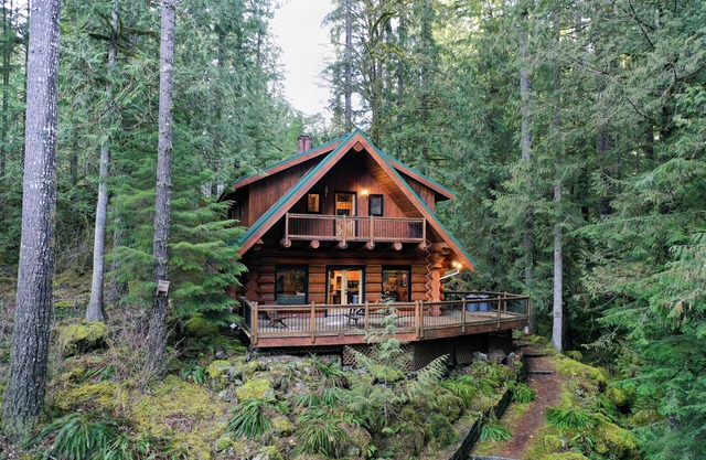 Rustic Lux Log Home w/Hot tub, Sauna, Pet Friendly and Mtn View