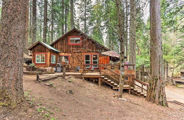 Rustic Oakhurst Cabin ~ 8 Mi to Yosemite NP!