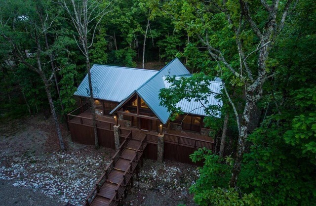 "Rustic Retreat Cabin" 2 Bed, 2 Bath Luxe, Hot Tub. Sleeps 6