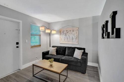 Rustic Retreats Beachy 1BR for 4 guests in the heart of Fort Lauderdale