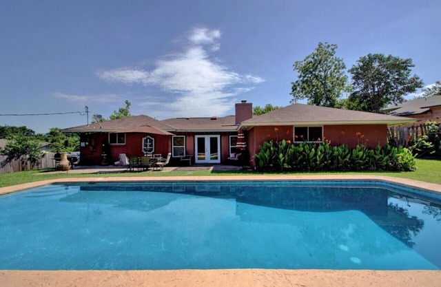 ⭐️Rustic TexMex Home⭐️Close to Downtown⭐️Big Pool⭐️