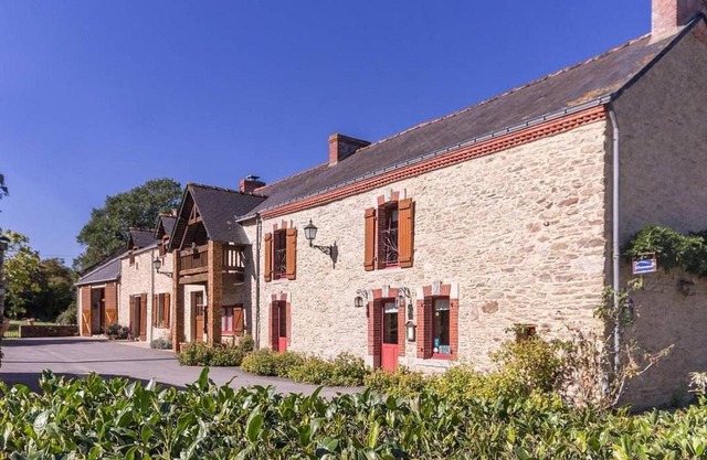 Rustique, Confort et Détente Près de Nantes: Chambre Équipée avec Petit-Déjeuner Inclus - FR-1-306-1254