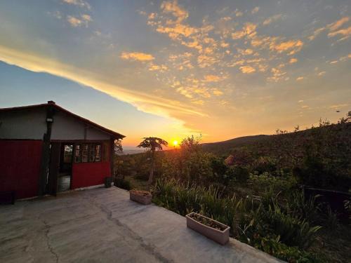 Sítio com lindo pôr do sol, tranquilidade na serra de Carrancas com riacho