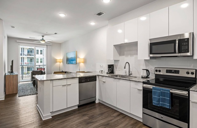 (S1BF) Rare Find - Bright and Modern 1-BR w/Free Parking