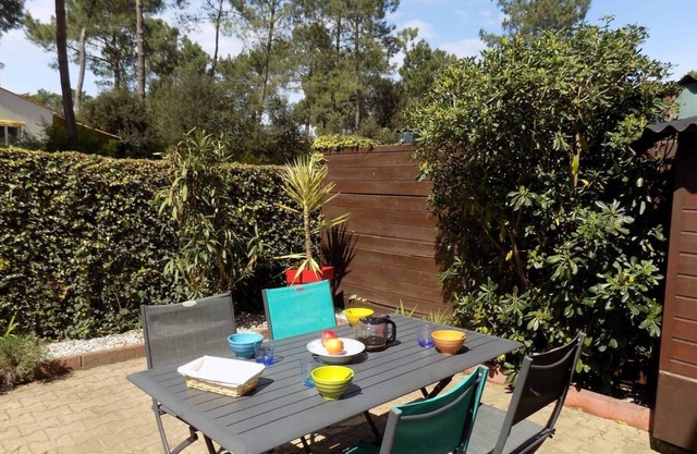 SAINT GEORGES DE DIDONNE - VILLA IN RESIDENCE UNDER THE PINES - 1 KM BEACH