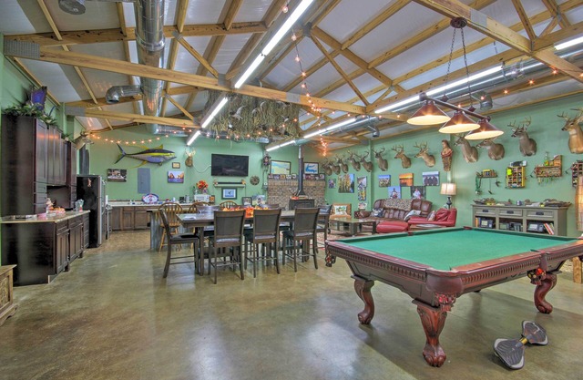 Saint Matthews ‘Outlaw Gameroom’ w/Fire Pit!