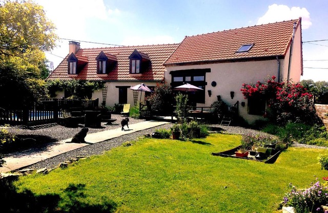 Saint-Saturnin 3-Bed Home Sleeps 10 Pool Garden