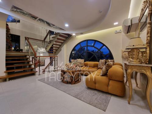 Salablanca Brand New Luxury Home Theater PS5 VR All Indoor Areas Full AC & Smart TVs with Netflix Disney Plus Large Balcony