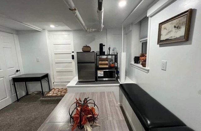 Salem Cozy Lower-Lever Suite