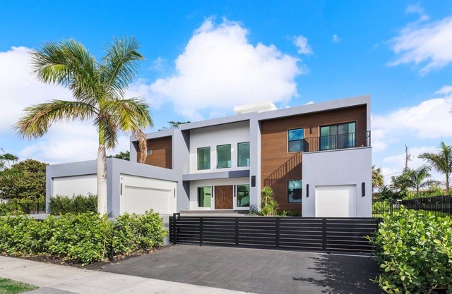 SALT HAUS 6BD 6BA Putting green, heated pool and spa. WALK TO BeACH!2025 build!