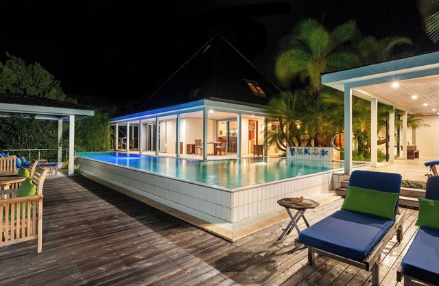 Salt Spring Villa - sister villa to Red Rock Villa, Spectacular pool and privacy