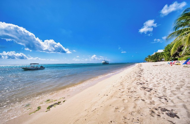 Sand & Sea Hideaway - Quite family friendly beach