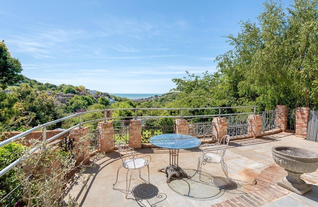 Sandalwood Lodge, a 5 bedroom boutique townhouse based in Hastings, Old Town
