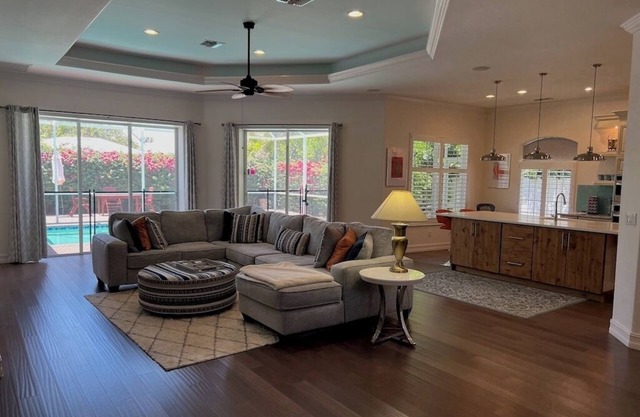 Sandcastle house, Bright and cheery near Olde Naples and beach 3/2 with pool